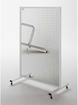 Miroir quadrillé sur roulettes